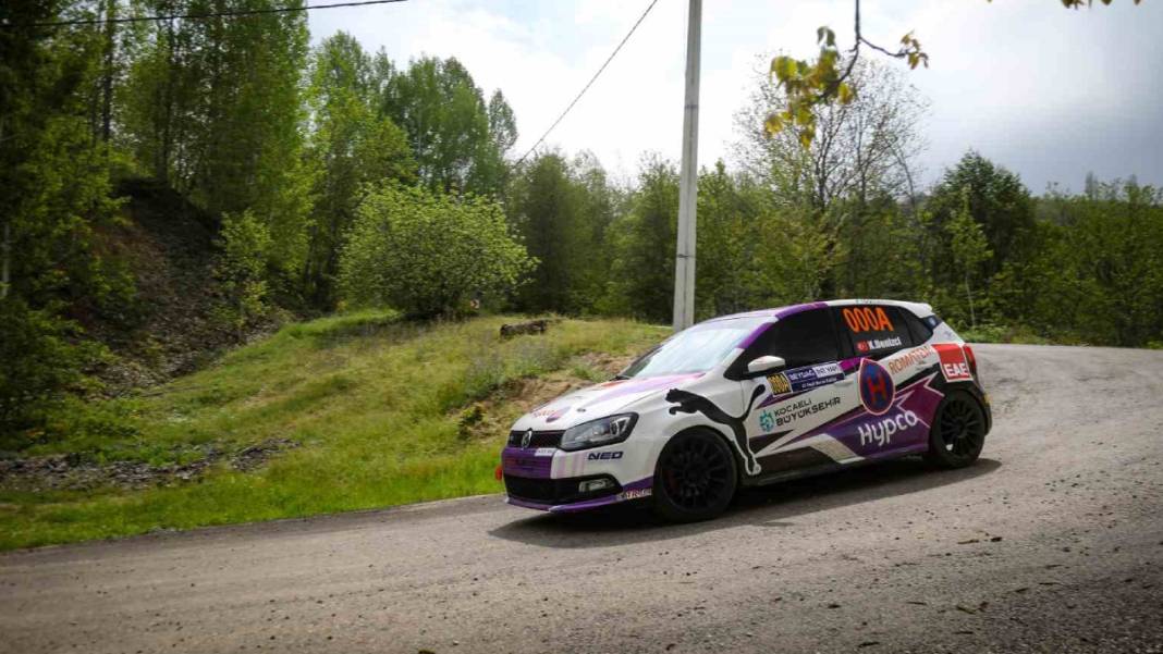 Bir eli direksiyonda, diğer eli gaz ve frende: Kübra rüzgarla yarışıyor! 2